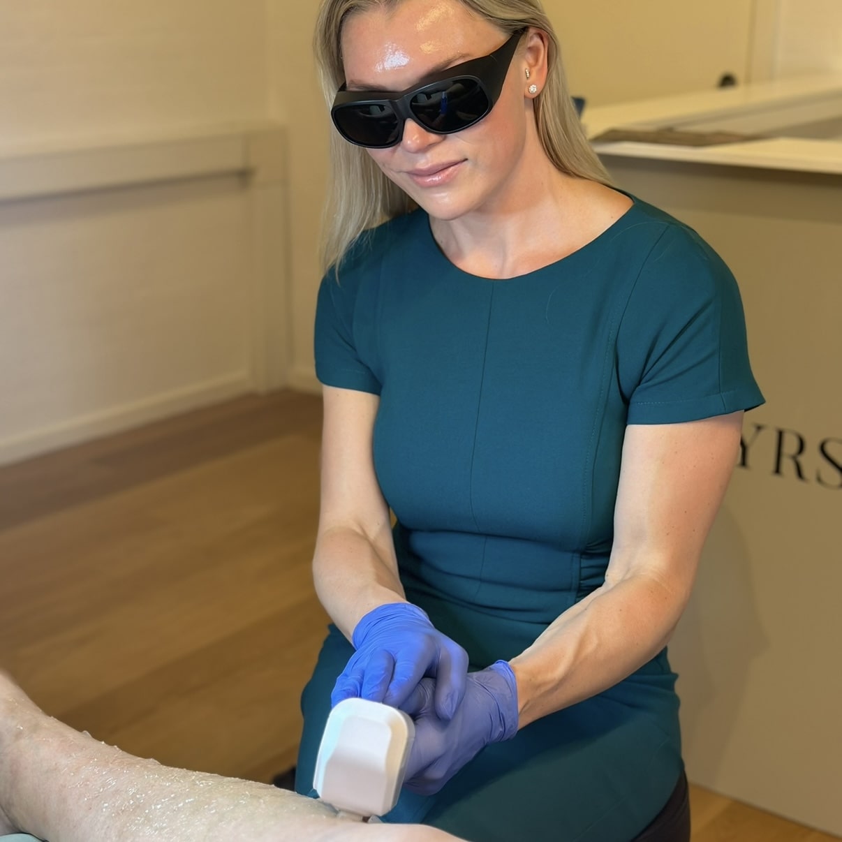 Sygeplejerske laver IPL behandling på patient 