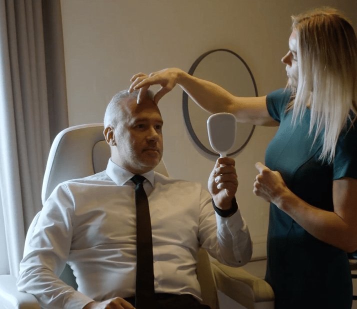 Kunde får konsultation inden PRP behandling for hårtab