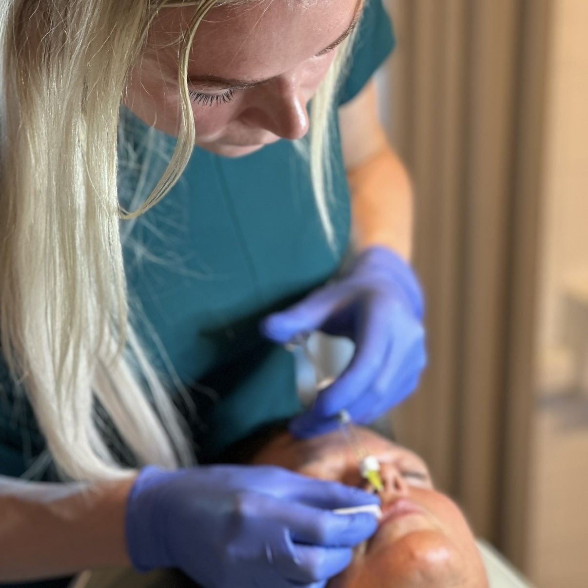 Lip filler behandling igang i Odense hos Fyrsterling Clinic