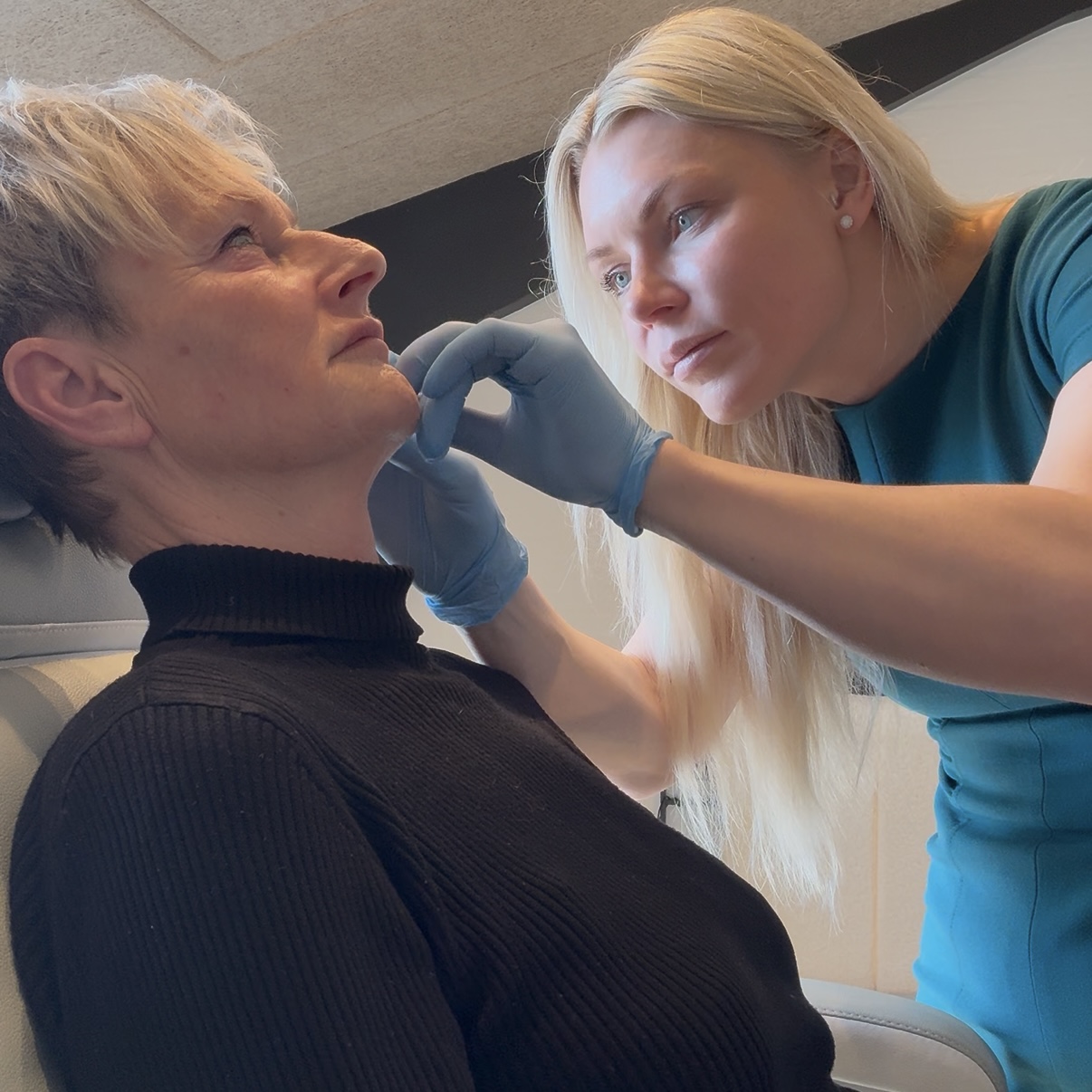 Kvinde får behandling med fillers i Odense på Fyn