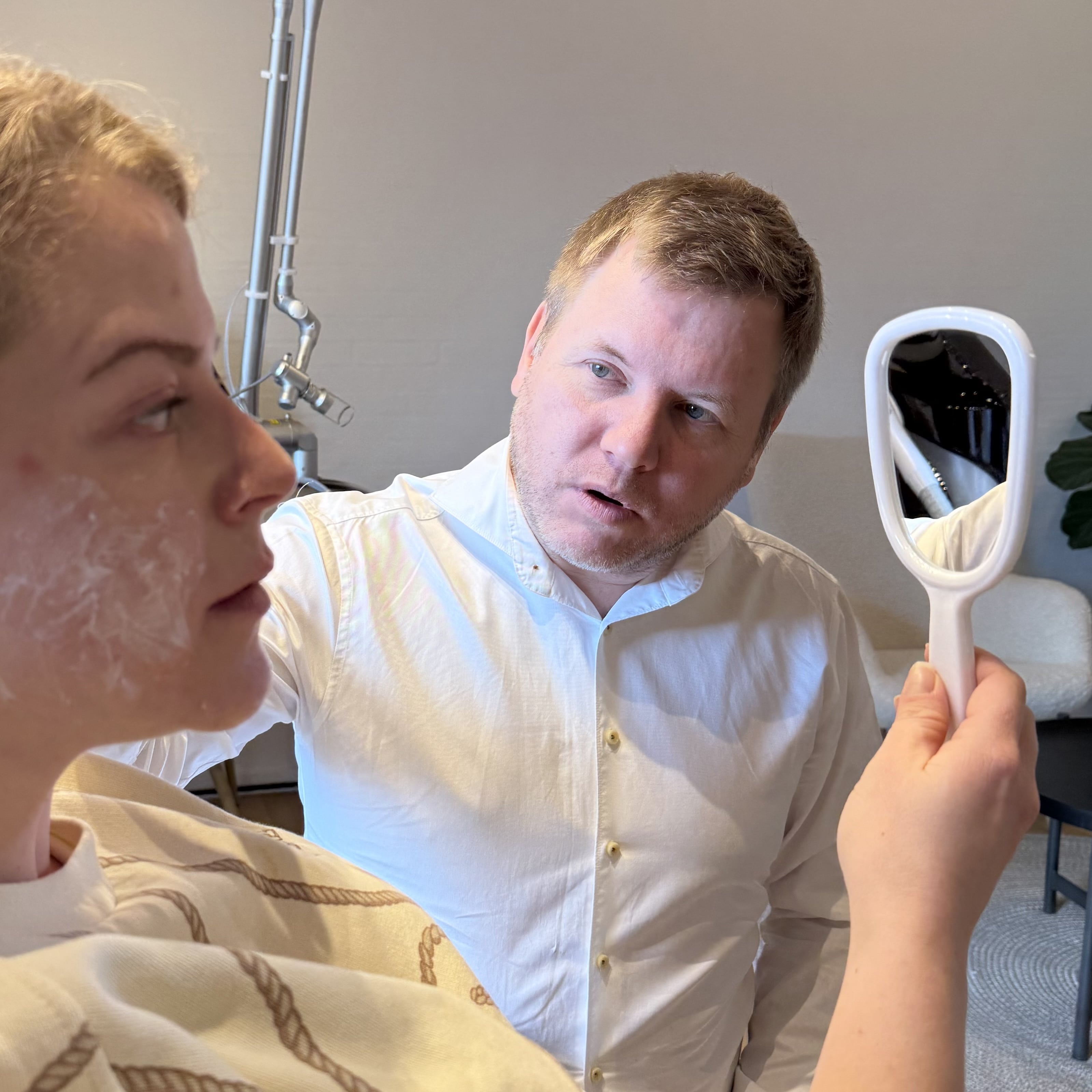 Konsultation med hudlæge inden behandling hos Fyrsterling Clinic