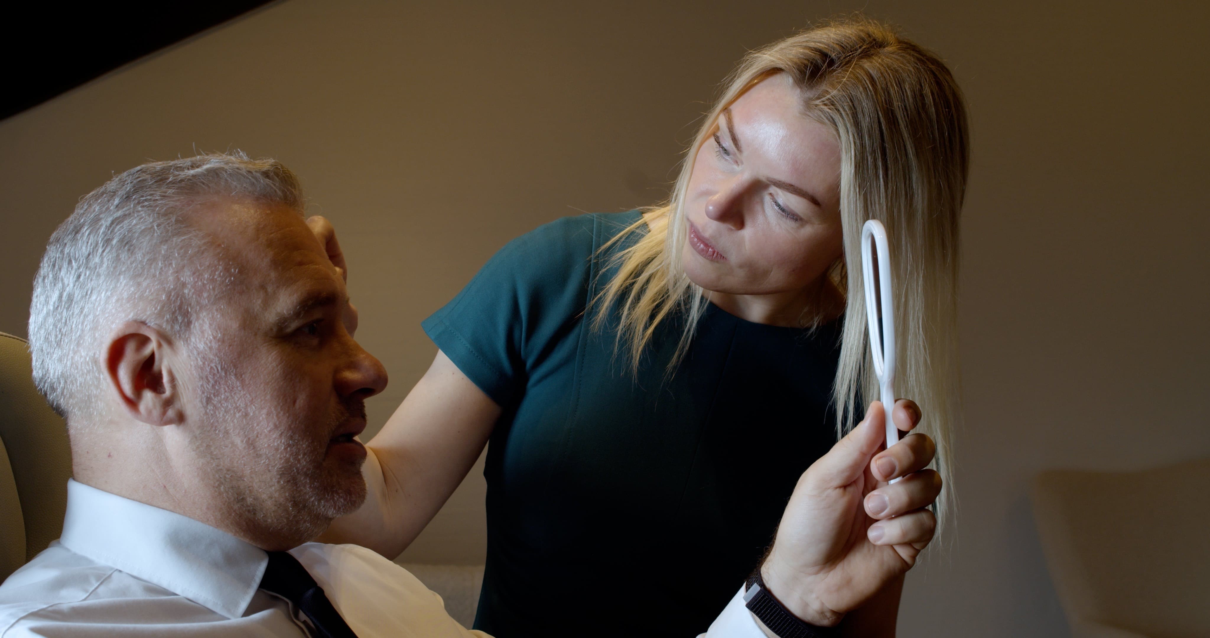 Konsultation af kunde i kosmetisk klinik Fyrsterling Clinic i Odense på Fyn