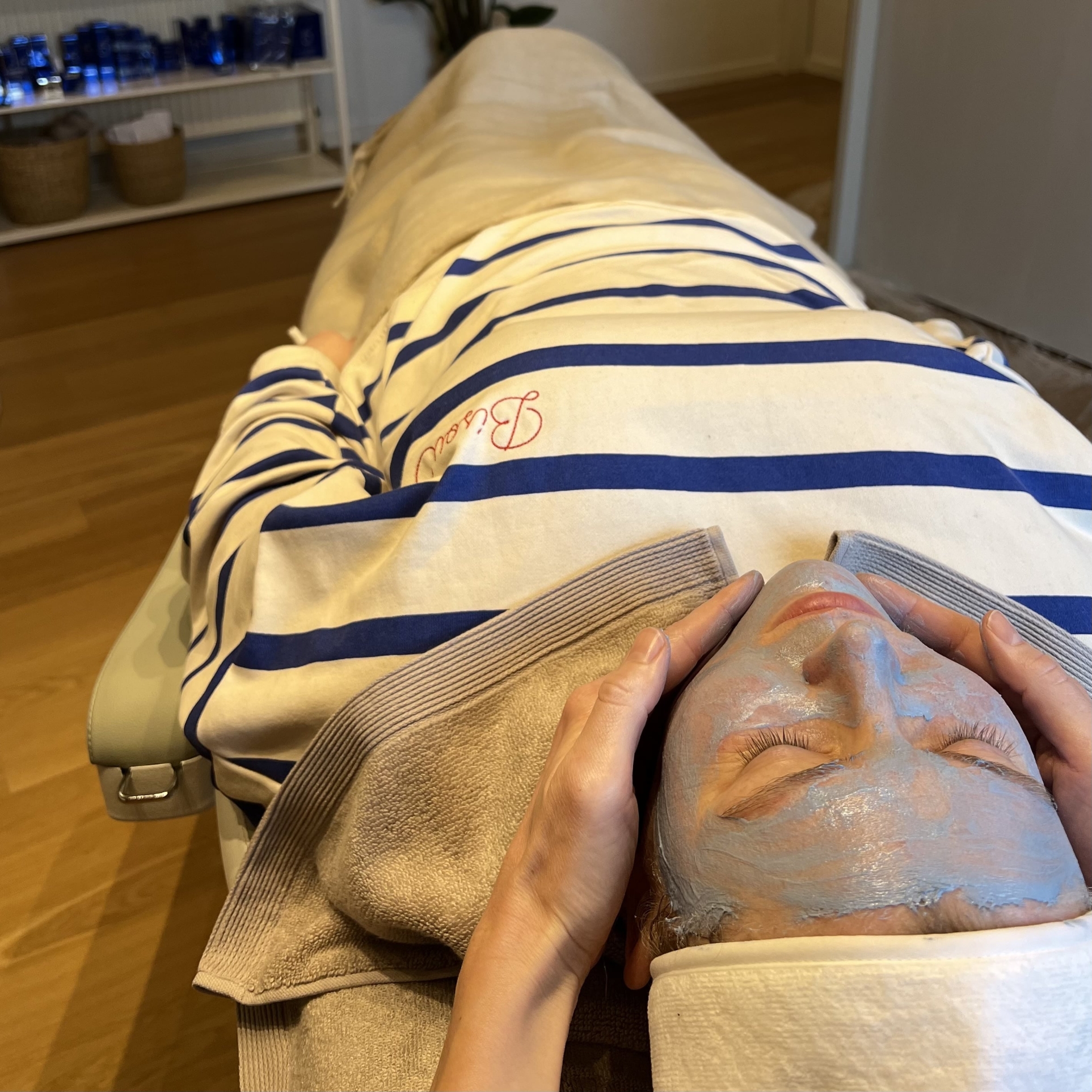 Kemisk peeling på kunden for smukkere hud i Odense