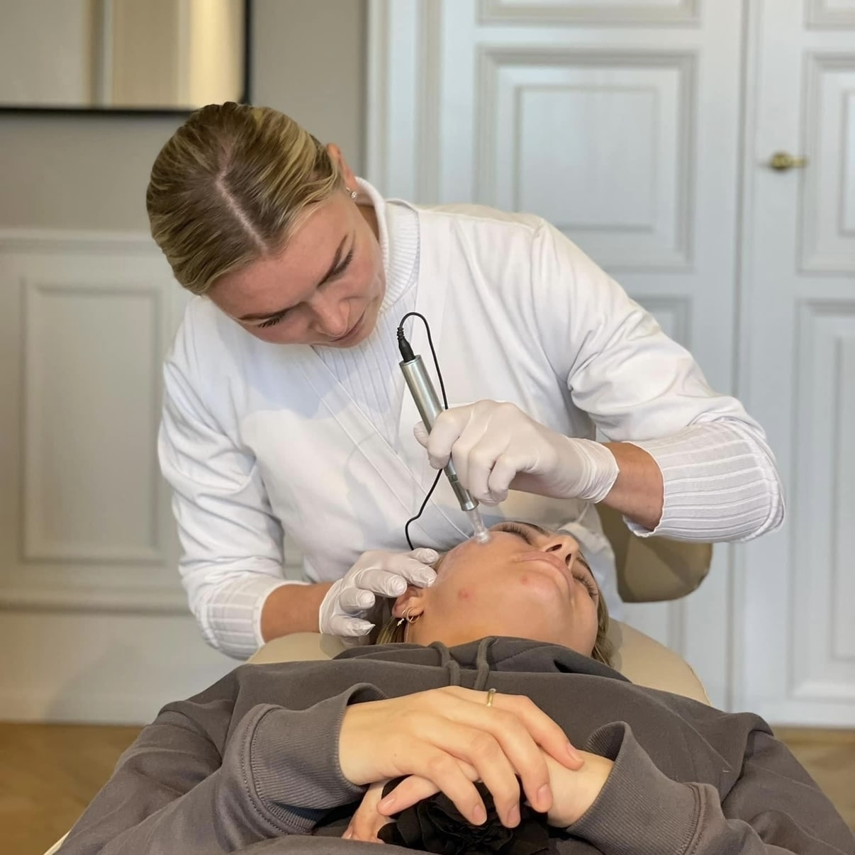 Microneedling af kunde hos kosmetisk klinik på Fyn nær Svendborg, Kerteminde, Nyborg og Middelfart